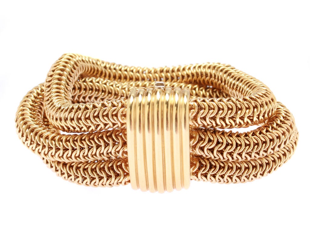 This is a gorgeous bracelet.  It has a up to date look and looks great on.  It consists of three ropes of gold and a simple clasp that can be worn as a design element in the front.