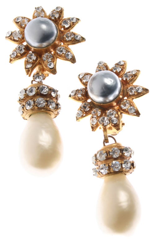 Women's Beautiful Chanel Drop Earrings For Sale