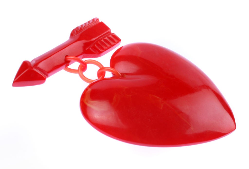 Large Bakelite Heart and Arrow Brooch For Sale 1