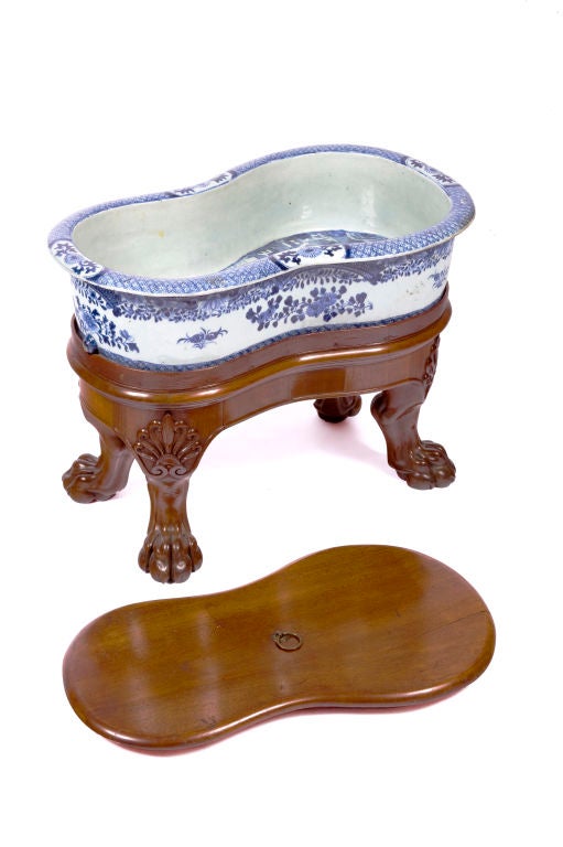 Second quarter of the 19th century English export blue and white bidet with mahogany cover resting on a Regency mahogany stand ending in carved paw feet. Tao Kuang Period (1821-1850.)