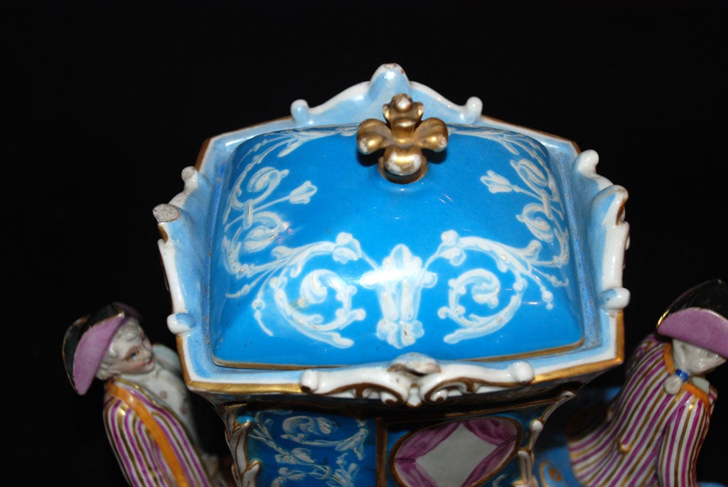 French Hand Painted Porcelain Carriage with Marie Antoinette In Good Condition For Sale In Pembroke, MA