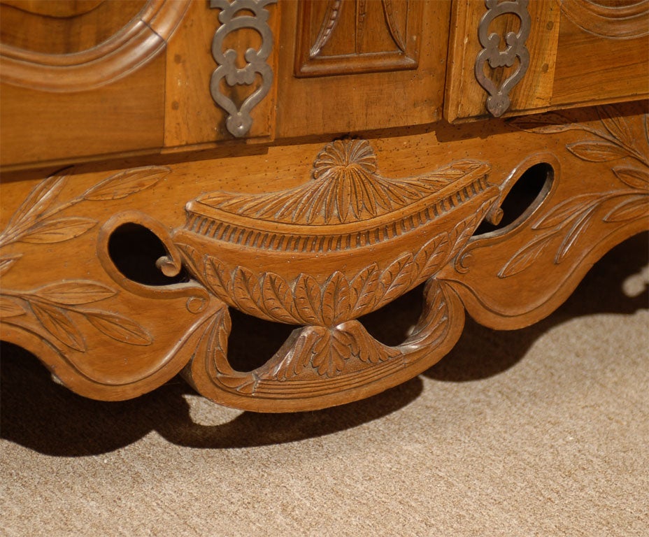 French Louis XV Period Buffet a Glissant in Walnut, France c. 1750