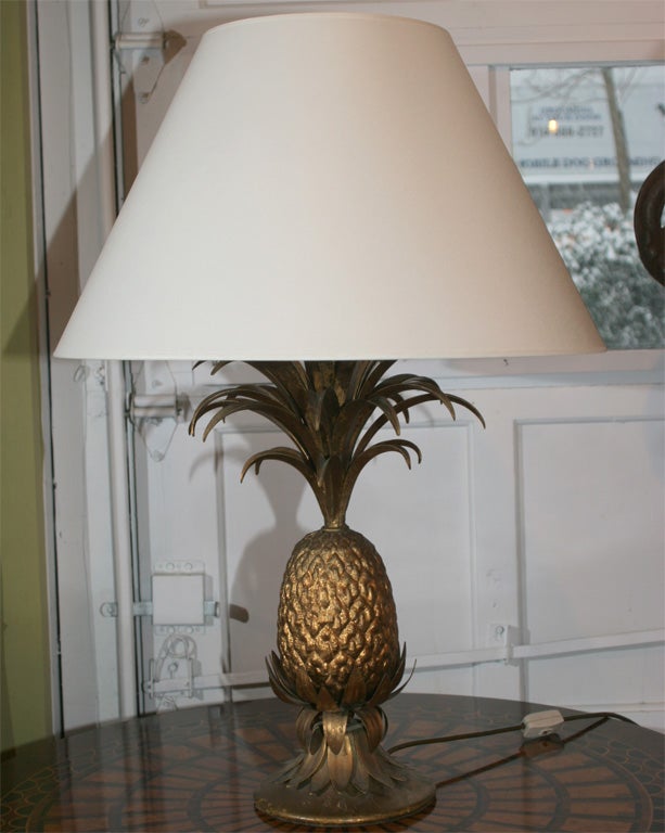 Gold tone cast metal pineapples with foliage on round base with shades