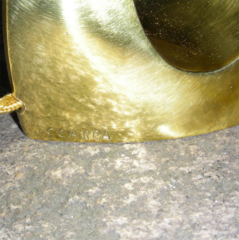 Milieu du XXe siècle Deux lampes en bronze doré des années 1950 signées par Scarpa en vente