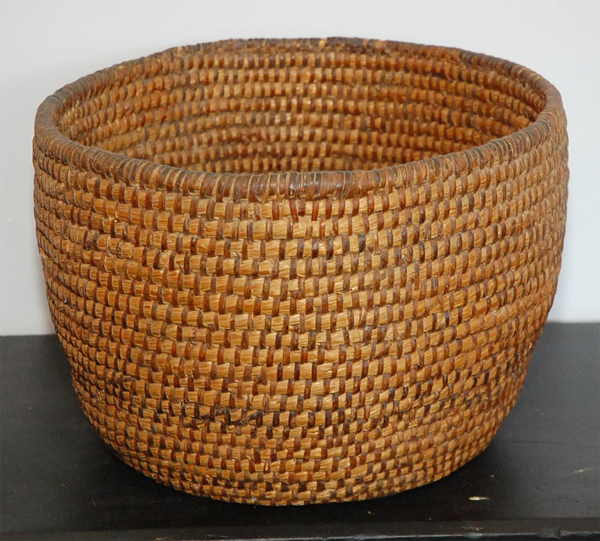 WONDERFUL AND RARE OVER SIZE 19THC PENNSYLVANIA RYE STRAW BASKET IN PRISTINE CONDITION .THIS GREAT BASKET COMES FROM A PRIVATE COLLECTION AND IS A WONDERFUL ADDITION TO ANY AMERICANA COLLECTION.