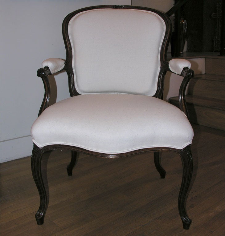 LOUIS XIV STYLE OPEN ARM CHAIR IN MAHOGANY. UPHOLSTERED IN LINEN WITH A DOUBLE WELT DETAIL. FRANCE C. 19TH CENTURY.