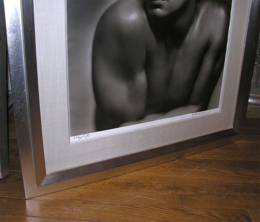 Une photographie de Johnny Weissmuller Circa 1930 imprimée vers 1970 dans le Studio de George Hurrell à partir de son négatif original, signée et numérotée d'une édition limitée.  Maintenant encadré d'un cadre en bois sculpté et argenté sur mesure