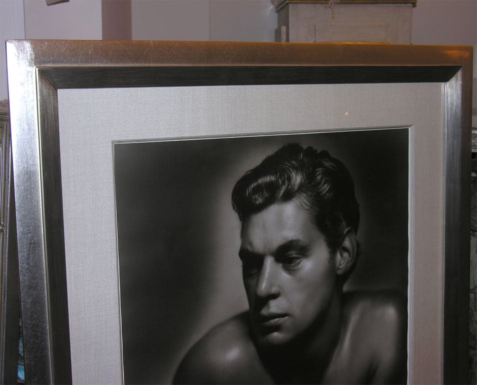 Milieu du XXe siècle Une photographie encadrée de  Johnny Weissmuller par George Hurrell