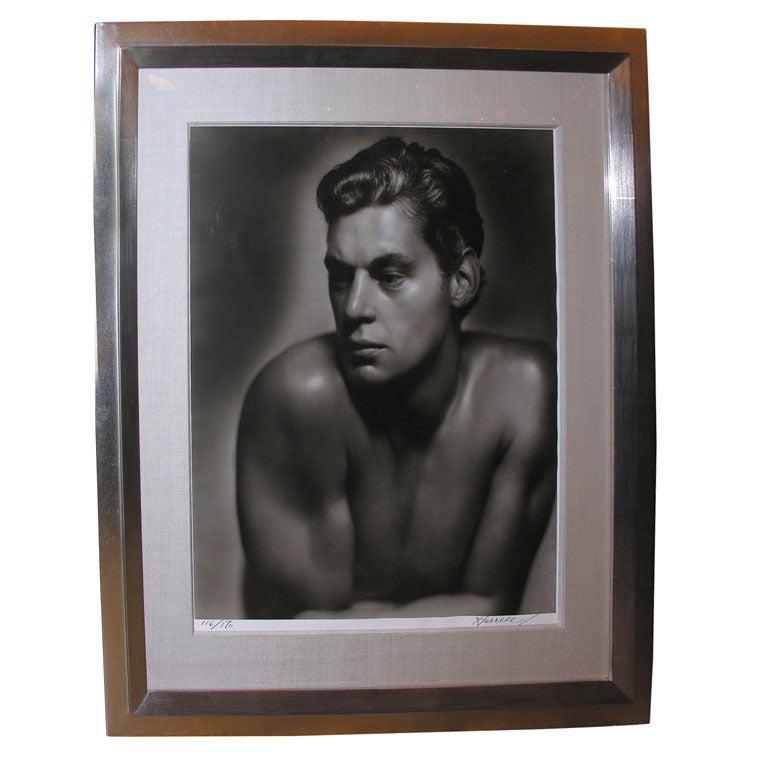 Une photographie encadrée de  Johnny Weissmuller par George Hurrell