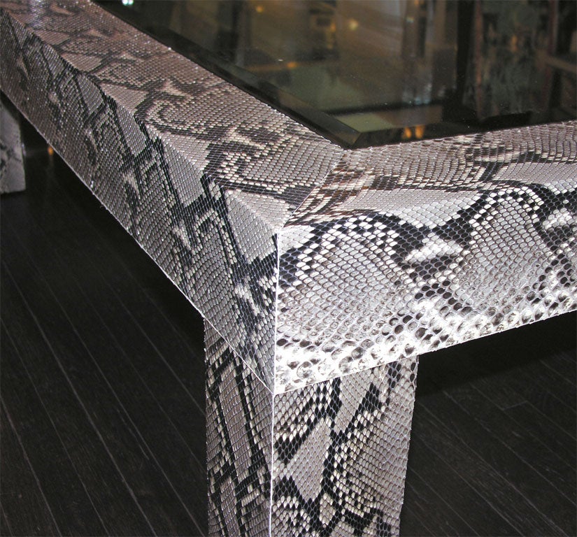 XXIe siècle et contemporain Table de cocktail python avec plateau en verre inséré en vente