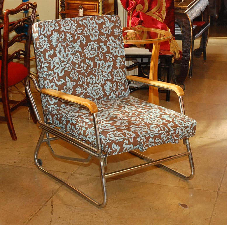 Fauteuil de patio français des années 1950 en métal chromé tubulaire et détails en bois. Ce fauteuil peut être transformé en chaise longue. Deux d'entre eux sont disponibles à l'unité.