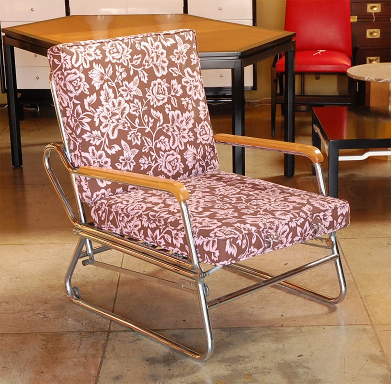 Fauteuil de patio français des années 1950 en métal chromé tubulaire et détails en bois. Ce fauteuil peut être transformé en chaise longue. Deux d'entre eux sont disponibles au prix unitaire.