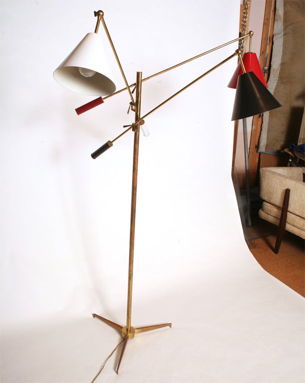 Early version of the Arredoluce Triennale Floor lamp<br />
Adjustable Arms and lights<br />
brass,enameled steel and enameled aluminum