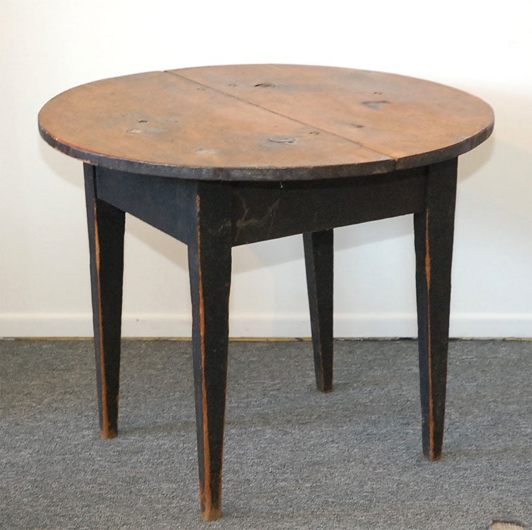 EARLY AND RARE ROUND PINE TAVERN TABLE FROM NEW ENGLAND WITH ORIGINAL DARK WINDSOR GREEN BASE AND SCRUB TOP.WONDERFUL BIG WOOD PEG AND CUT NAIL CONSTRUCTION.GREAT LINES AND FORM.TAPER LEGS AND GREAT HEIGHT.WONDERFUL ORIGINAL SURFACE!