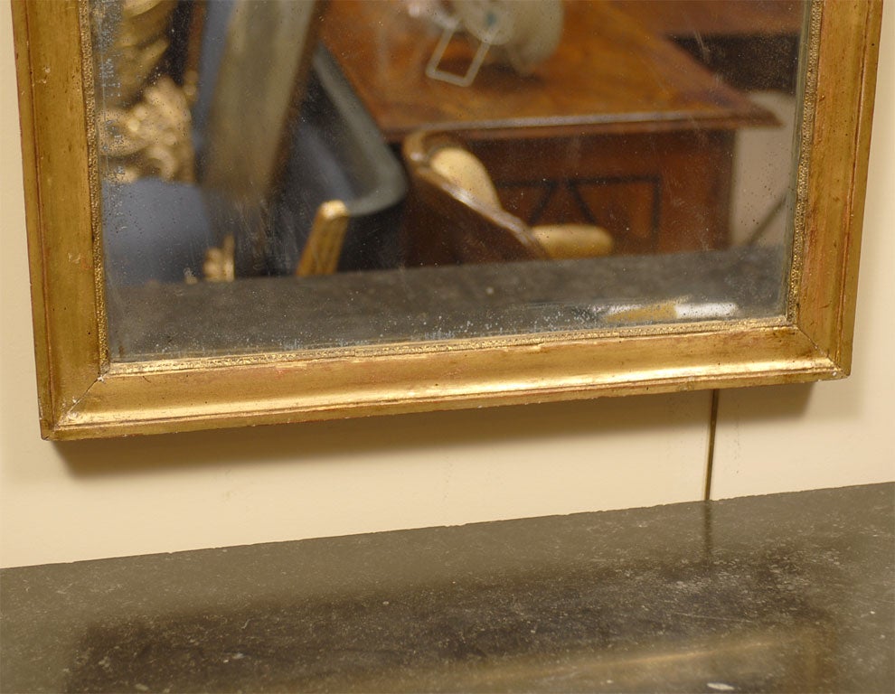 Français Miroir en bois doré d'époque Louis XVI avec crête, France, datant d'environ 1780 en vente