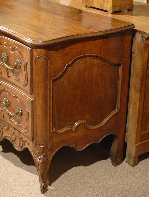 Louis XV Period Serpentine Commode in Walnut, France c. 1750 2