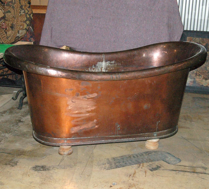 Fantastic copper tub with great vintage plumbing and knobs. Separate bun feet.