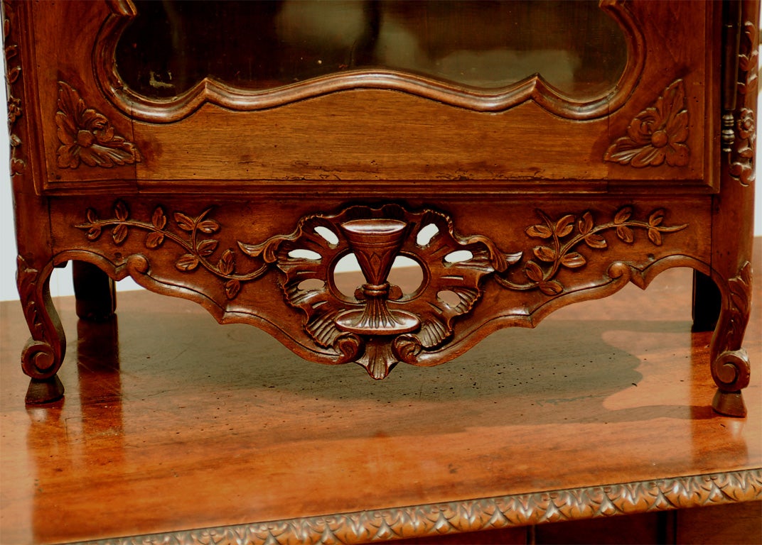 Französischer Louis XV.-Vitrinenschrank aus Nussbaumholz mit Glastür aus dem 18. Jahrhundert (Handgeschnitzt) im Angebot