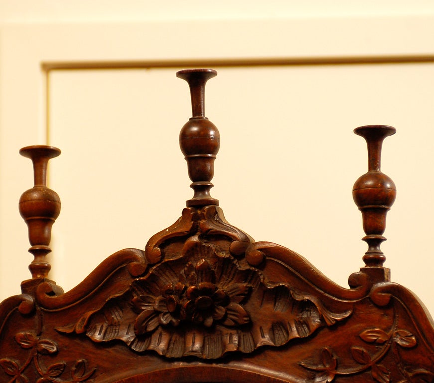 Französischer Louis XV.-Vitrinenschrank aus Nussbaumholz mit Glastür aus dem 18. Jahrhundert im Zustand „Gut“ im Angebot in Atlanta, GA
