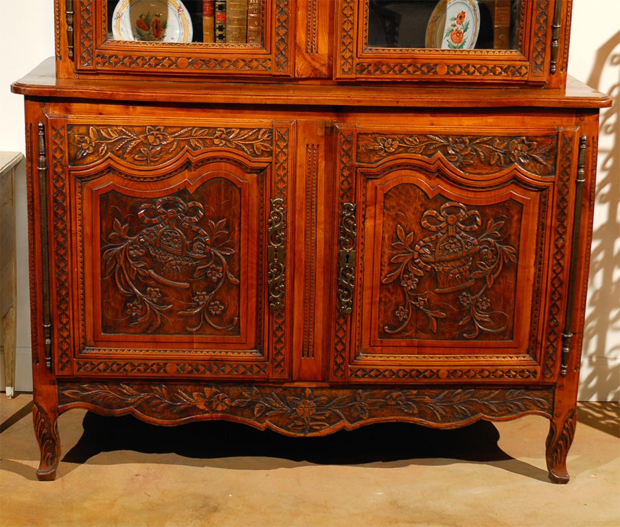 Mid-18th Century French Louis XV Period Buffet À Deux-Corps with Floral Decor In Good Condition In Atlanta, GA