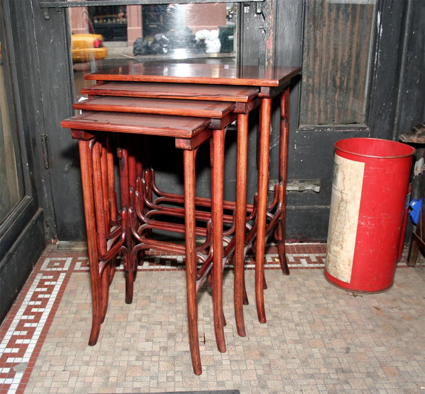 Satz von vier Bugholz-Stapeltischen von Josef Hoffmann/Thonet mit großem
original Patina 28