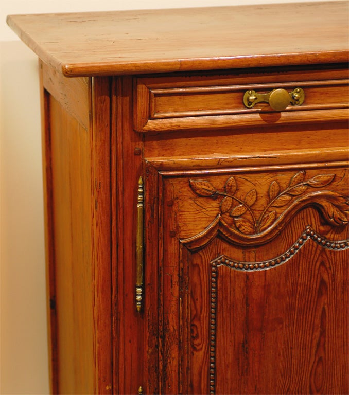 French Provincial Mid-19th Century Pine Buffet with Foliage Carving In Good Condition In Atlanta, GA