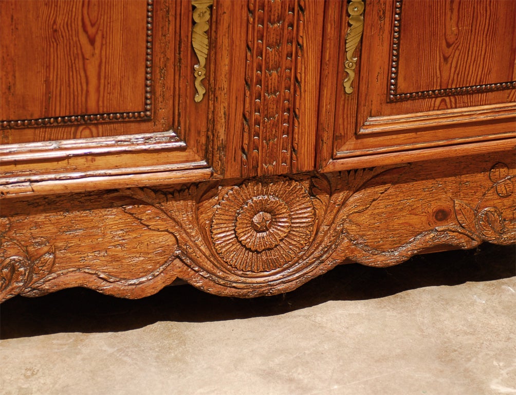 French Provincial Mid-19th Century Pine Buffet with Foliage Carving 1