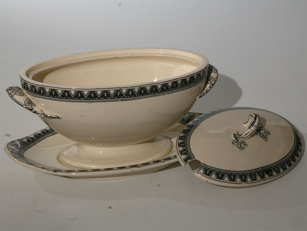 Ovale Suppenterrine aus Copelands-Creamware des 19. Jahrhunderts mit schwarzem Transferdekor und figuralem Weinrebenabschluss und Griffen. Wunderschön und nützlich als Tafelaufsatz oder gefüllt mit einer deftigen Suppe.