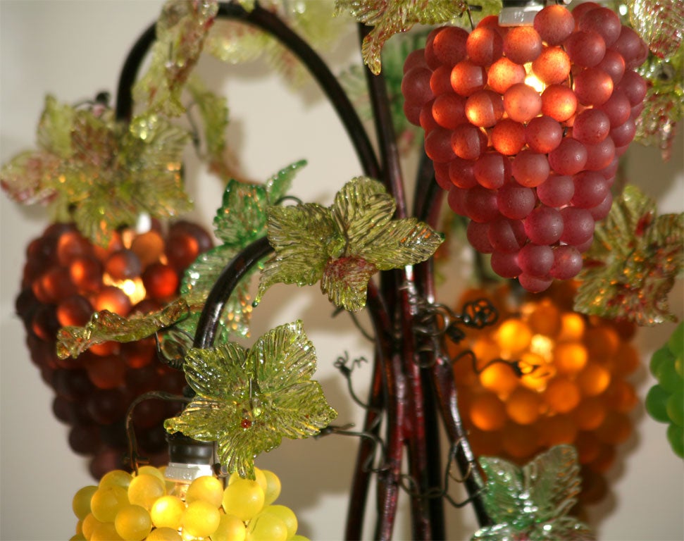 Tchèque Lampe de bureau en fer et cristal tchèque avec abat-jour multicolore en grappes de raisin en vente