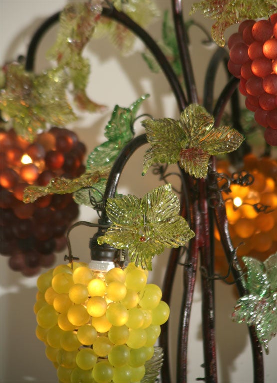 Lampe de bureau en fer et cristal tchèque avec abat-jour multicolore en grappes de raisin Excellent état - En vente à Great Barrington, MA