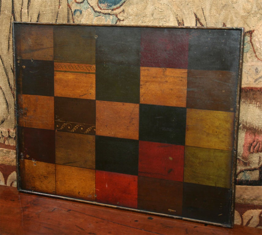 Un pannello di campionario per insegne Folk Art a due facce in vernice originale, un lato con campioni di colore quadrati con vari trattamenti dei bordi, ogni pannello numerato (da uno a 25), l'altro lato raffigurante uno stemma rappresentativo con