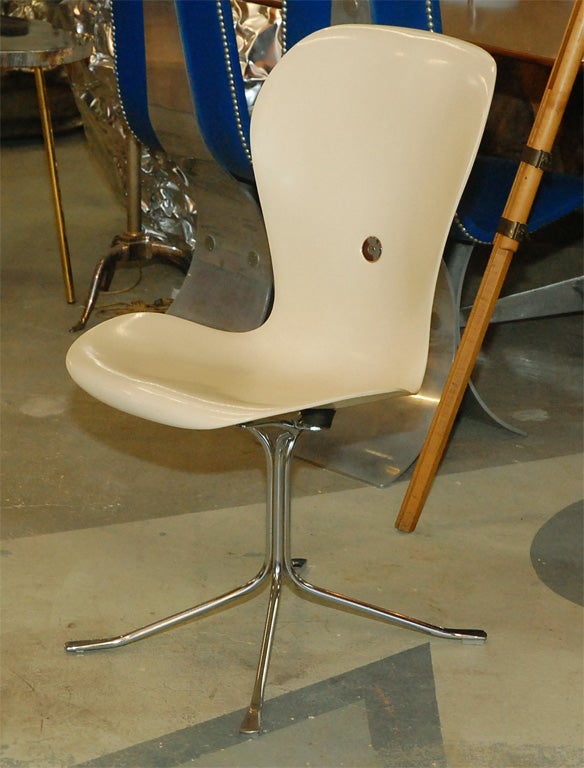 Fiberglass Ion Chair by Gideon Kramer