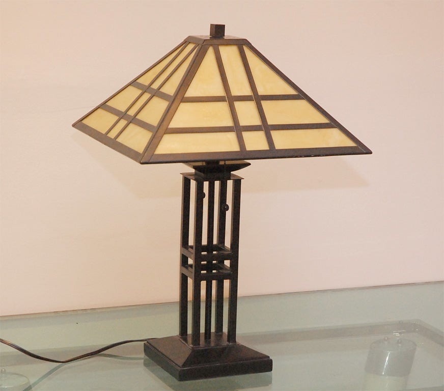 American SINGLE ARTS & CRAFTS STYLE TABLE LAMP