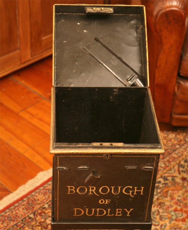 Side table In Excellent Condition In Sheffield, MA