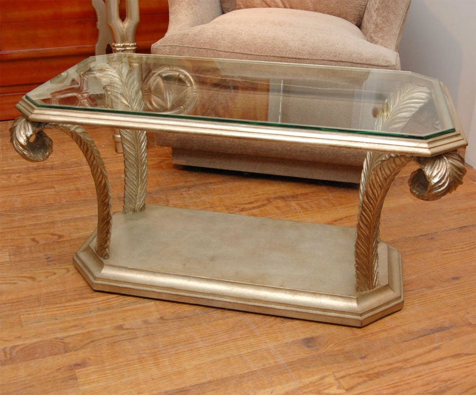 American BEAUTIFUL CARVED PRINCE OF WALES PLUME TABLE