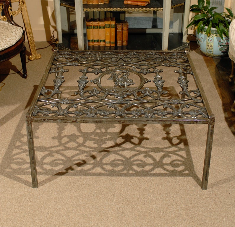 Grille ancienne transformée en table basse, France
