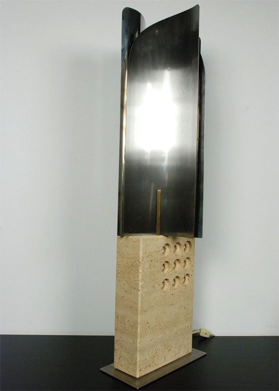 Moderne Lampe de table sculpturale en travertin et acier inoxydable des années 1960 par Reggiani en vente