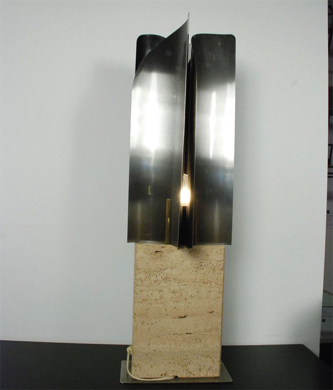 italien Lampe de table sculpturale en travertin et acier inoxydable des années 1960 par Reggiani en vente