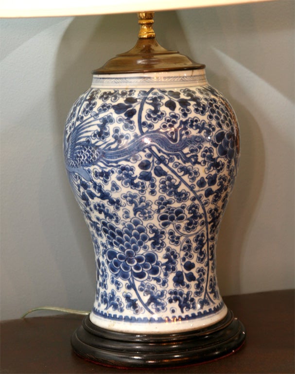 Chinese export blue and white Kang Hsi ginger jar, electrified, with a custom shade on a wood base.