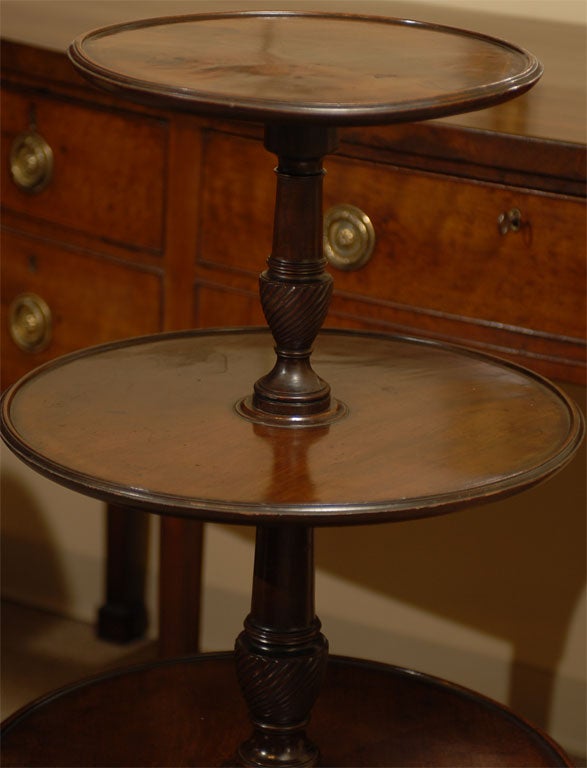 Fine George III Three-tiered Dumbwaiter in Mahogany, c. 1770 In Good Condition For Sale In Atlanta, GA