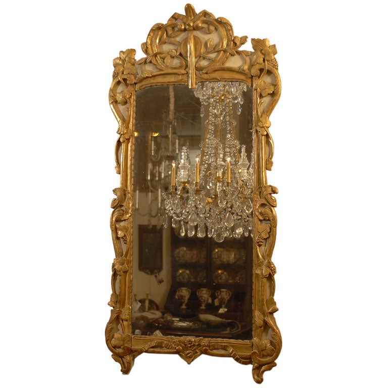 Grand miroir transitionnel Louis XV-XVI doré à la feuille et peint en crème, vers 1760