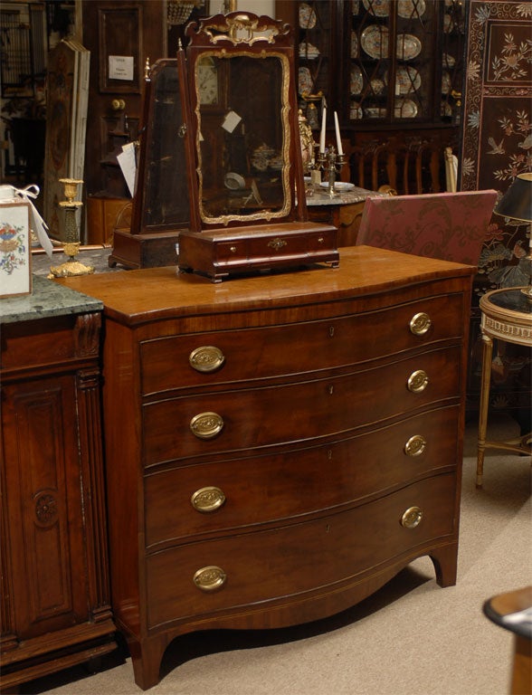 A good George III period Table-top mirror, dating from the fourth quarter of the 1700s, and English in origin. The body with a figured Mahogany exterior and gilt accents.

The original mirror plate bordered by a gilt border with serpentine form,