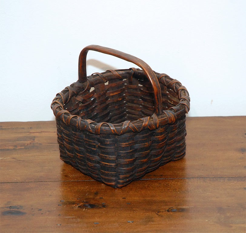 RARE 19THC HANDMADE AND ORIGINAL BLACK PAINTED SPLINT OAK GATHERING BASKET FROM A PRIVATE COLLECTION FROM PENNSYLVANIA. THIS BASKET IS A GREAT ADDITION TO ANY AMERICANA COLLECTION. THIS BASKET ORIGINALLY COMES FROM SHENODIA VALLEY, VIRGINA WHERE
