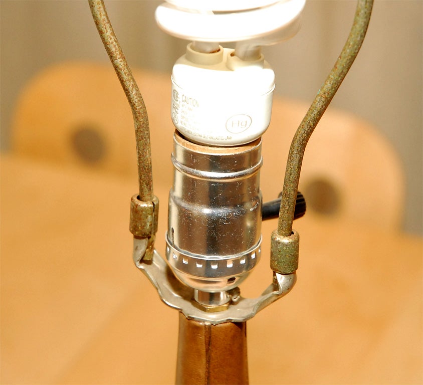 Lederlampe aus den 1970er Jahren von Le Tanneur (Französisch) im Angebot