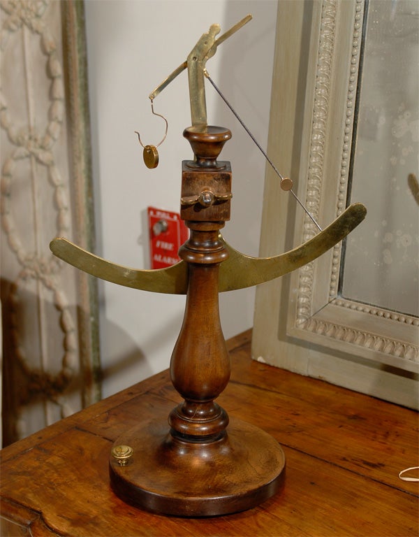 French 19th Century Brass Fabric Scale on Wooden Base by the Maison Piat For Sale 5