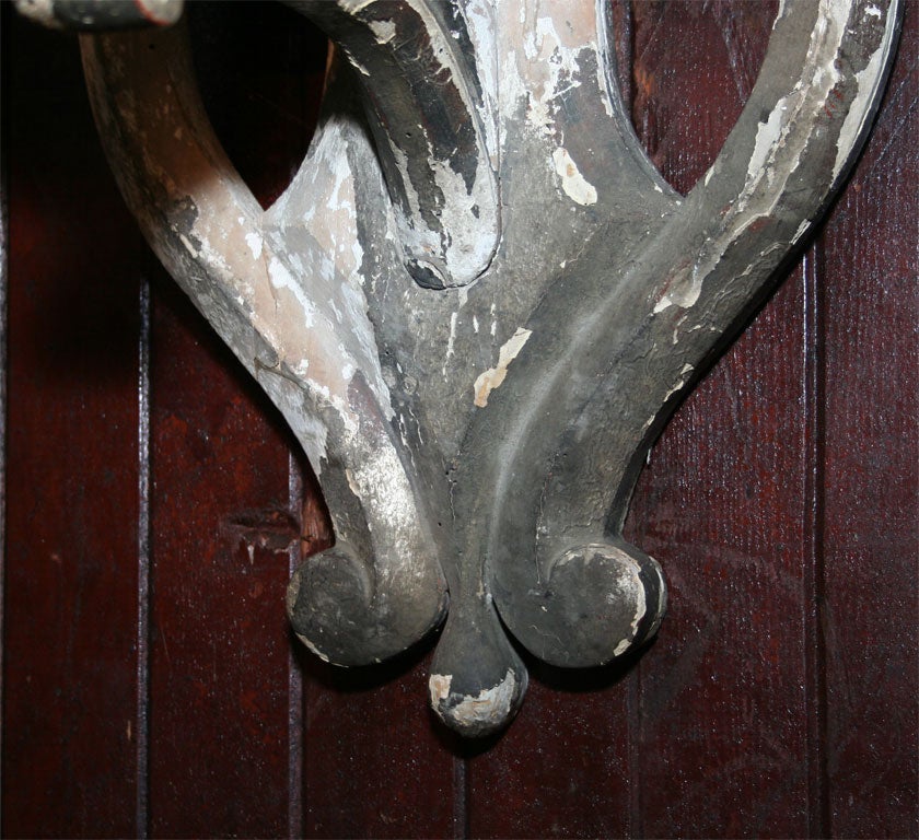 Aplique italiano de madera tallada simple del siglo XVIII Italiano en venta