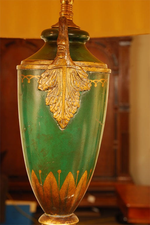 Lámpara de pie de tole verde y dorada de estilo Imperio Francés en venta