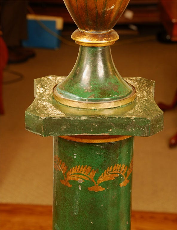 Lámpara de pie de tole verde y dorada de estilo Imperio siglo XX en venta