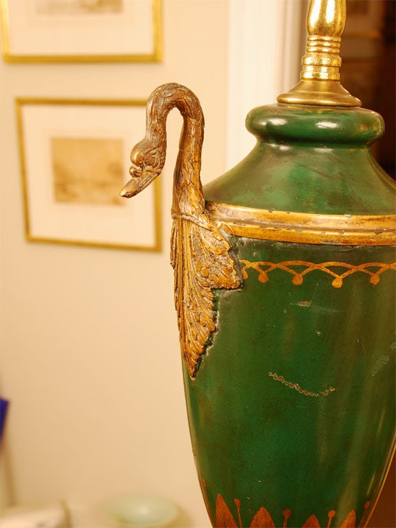 Lámpara de pie de tole verde y dorada de estilo Imperio en venta 5