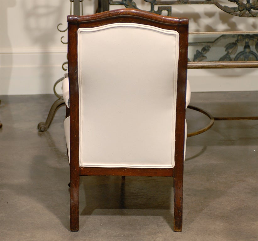 Une petite chaise d'enfant en bois de style Louis-Philippe du 19e siècle. Ce petit fauteuil d'enfant de style Louis-Philippe en bois du 19ème siècle est recouvert sur le dossier et l'assise d'une tapisserie en mousseline double épaisseur crème lisse
